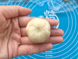 23、全面详细讲解～蛋黄酥,做到完美收口，将10个一起做完。