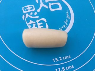 25、全面详细讲解～蛋黄酥,向一头卷起来。重复用擀面杖擀成牛舌状态，再卷起来，这个动作重复2次。