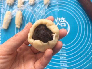 30、全面详细讲解～蛋黄酥,面皮慢慢收口，把蛋黄豆沙完整包裹起来。