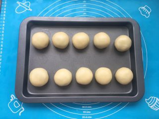 32、全面详细讲解～蛋黄酥,将收口朝下放入烤盘上，这样更美观。