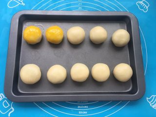 33、全面详细讲解～蛋黄酥,鸡蛋取蛋黄放碗中打散（只要蛋黄）用刷子轻轻的刷上一层蛋黄。