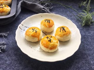 36、全面详细讲解～蛋黄酥,烤好后，先生迫不及待尝了一个，表示很满意。