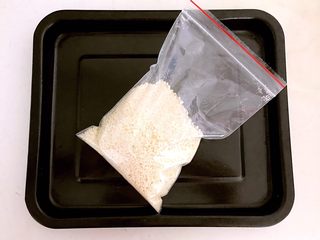 13、面包糠,用密封袋装好备用，用之前可以加一点花椒粉和鸡精味道更好