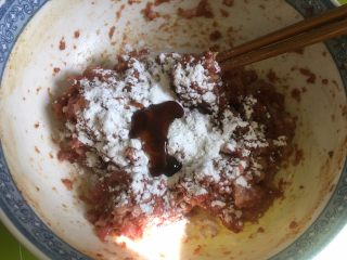 3、鲜肉包子,倒入玉米淀粉、蚝油，搅拌均匀