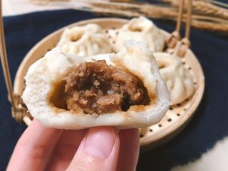 16、鲜肉包子,出炉的包子很萌，肉馅很大哦，这个大小大人可以两口一个，小朋友可以抓着吃哦