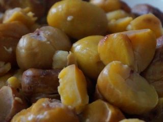 1、栗子软欧,板栗去壳和内皮，上锅煮至酥烂