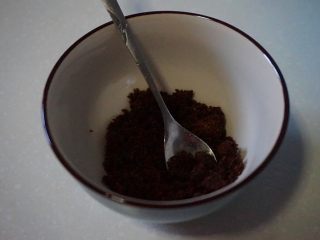 4、栗子软欧,红糖勺出碗里，倒入开水调匀