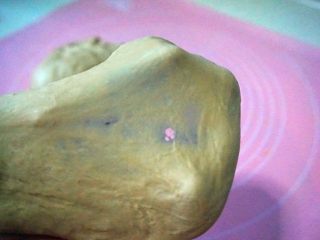 6、栗子软欧,继续手揉至面团出膜