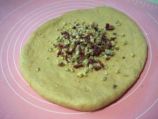 8、栗子软欧,拿出排气，擀开包入板栗和蔓越莓干，捏紧，擀开，将干果全部包完