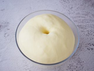 6、面包豆沙卷, 手指沾水或面粉戳一小洞，不反弹不回缩即发酵成功