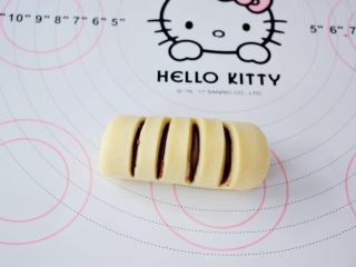 11、面包豆沙卷,  从没划开的那面慢慢卷起来，收口捏紧