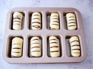 12、面包豆沙卷,  收口朝下放入烤盘