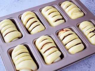 14、面包豆沙卷,表面刷蛋液