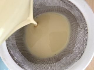 8、千层芒果蛋糕,过筛两到三次。