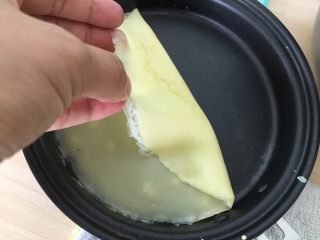 11、千层芒果蛋糕,取出千层皮。