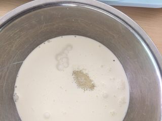 14、千层芒果蛋糕,奶油加入白糖。