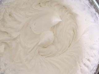 15、千层芒果蛋糕,打发出现明显纹路。