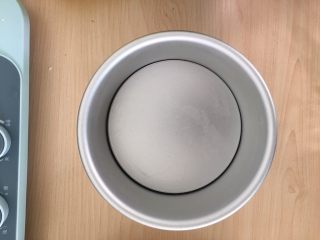 16、千层芒果蛋糕,准备六寸蛋糕活底模具。