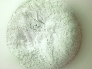 1、玫瑰豆沙糯米饼,糯米粉放入碗中