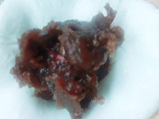 7、玫瑰豆沙糯米饼,放入玫瑰豆沙馅,像包汤圆一样包起来