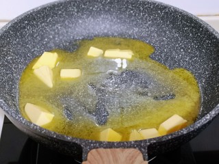 2、预热圣诞节  蔓越莓雪花酥,首先准备一口不粘锅，打开煤气《小火》放入黄油，小火至黄油融化为液体。