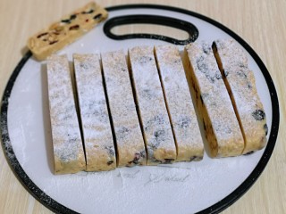 11、预热圣诞节  蔓越莓雪花酥,切出自己想要的形状及大小即可。