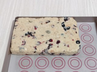 10、预热圣诞节  蔓越莓雪花酥,整形好后晾凉。(最好彻底晾凉后再切，那样切出来才会整齐，漂亮)