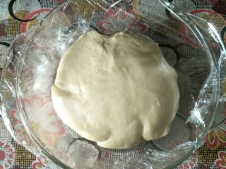 3、蔓越莓炼乳吐司,包住保鲜膜发酵两倍大