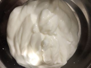 1、草莓夹心蛋糕片,100g浓稠酸奶倒入盆中。