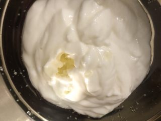 2、草莓夹心蛋糕片,加入40g色拉油。