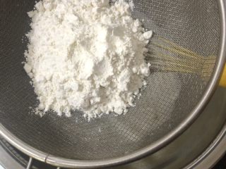 3、草莓夹心蛋糕片,搅拌均匀后筛入80g低筋面粉。