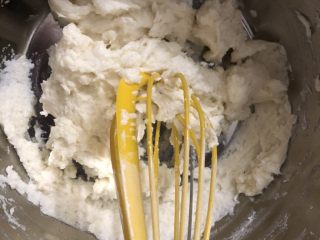 4、草莓夹心蛋糕片,搅拌均匀。(此时的面糊比较浓稠。)