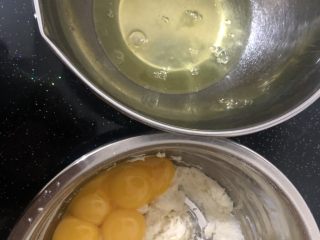 5、草莓夹心蛋糕片,5个鸡蛋，蛋白蛋黄分离，蛋白放在无水无油的盆中，蛋黄放入面粉糊里。
