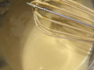 6、草莓夹心蛋糕片,蛋黄糊搅拌均匀备用。