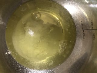 7、草莓夹心蛋糕片,蛋清里滴几滴柠檬汁，加入40g白糖。