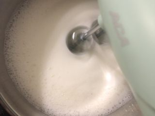 8、草莓夹心蛋糕片,用打蛋器打成提起打蛋器有一个比较长的弯钩。