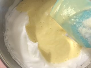11、草莓夹心蛋糕片,翻拌好的蛋黄糊倒回到蛋白霜中，翻拌均匀。