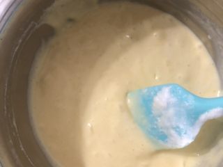 10、草莓夹心蛋糕片,翻拌均匀。