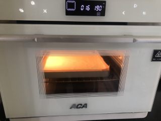 13、草莓夹心蛋糕片,摆入事先预约好的烤箱中，中下层190度烤16分钟，根据自家烤箱脾气改变温度和时间。