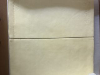 15、草莓夹心蛋糕片,晾凉后，翻面，撕去油布，从中间切开分成两个一样大小的小块。