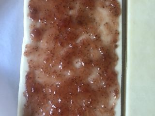 16、草莓夹心蛋糕片,其中一片蛋糕片上涂满草莓酱。