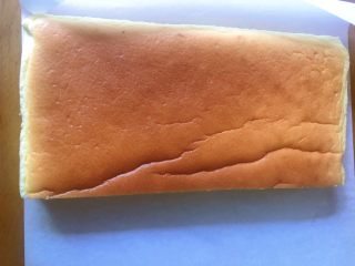 17、草莓夹心蛋糕片,另一片盖在有草莓酱的蛋糕片上。