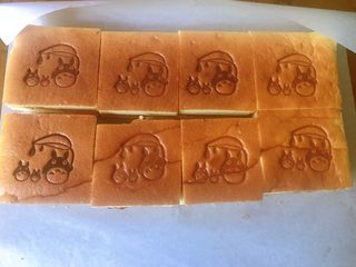 18、草莓夹心蛋糕片,修整四边后，切成8块，烙上蛋糕烙印，第一次烙，没控制好，深深浅浅的痕迹。