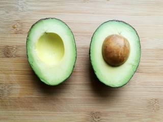 4、辅食计划十牛油果香蕉卷,将牛油果对半分开。