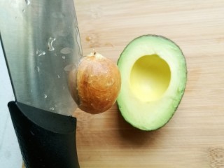 5、辅食计划十牛油果香蕉卷,用刀尖将牛油果核提起，这就是正确的打开方式。