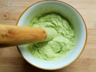 7、辅食计划十牛油果香蕉卷,用擀面杖头将牛油果压成果泥，我选的牛油果比较熟，如果不怎么熟透的，可以借用料理机功能打的细腻点。