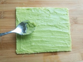 11、辅食计划十牛油果香蕉卷,将牛油果泥均匀的抹在吐司上。