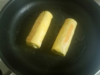 20、辅食计划十牛油果香蕉卷,一面烙好以后翻到另一面。