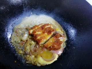 10、猪排饭,也可以将洋葱留在锅里，将切好的猪排放洋葱上，将一个鸡蛋液均匀倒在猪排上，加少许水，盖上锅盖焖两三分钟后将全部材料放在米饭上既可。