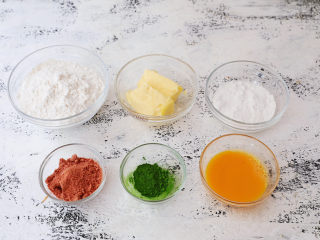 1、草莓曲奇饼干,准备好材料